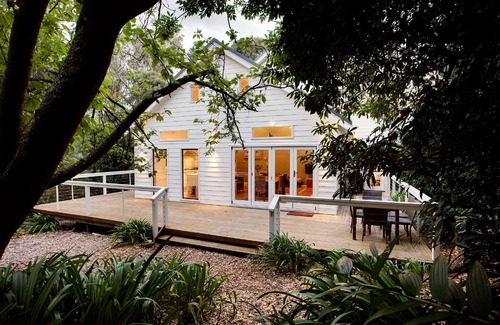 Wentworth Falls Cottage | White Cottage - Three Bedroom Cottage, Sleeps 4