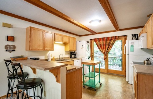 Old Timberline House | White Deer - 134 Cabin Mountain RoadnnWhite Deer - Lake Access, Hot Tub, Pet Friendly, Keurig