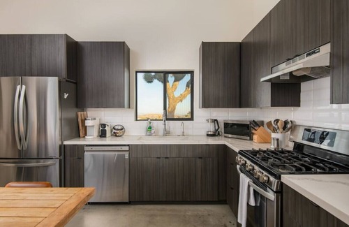 Yucca Valley House | White Desert House: Luxe Hideaway Views Spa