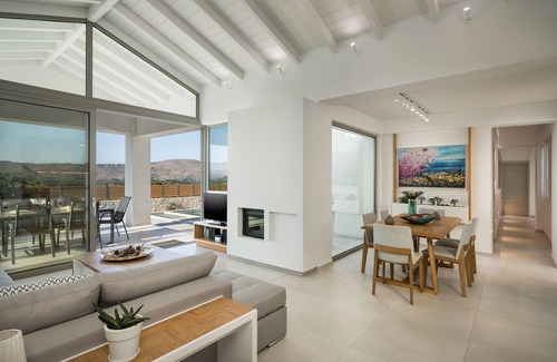 Champatha Villa | White Dream, Brand-New, Luxury Villa Heated Pool, Hot Tub