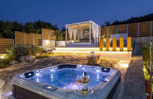 Champatha Villa | White Dream, Brand-New, Luxury Villa Heated Pool, Hot Tub