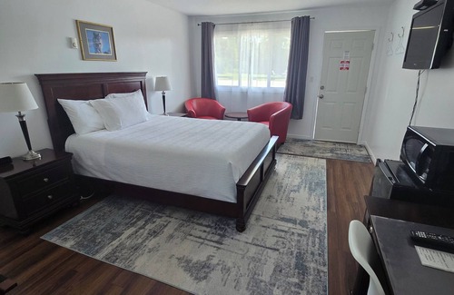 Algoma District Hotel | White Fang Motel