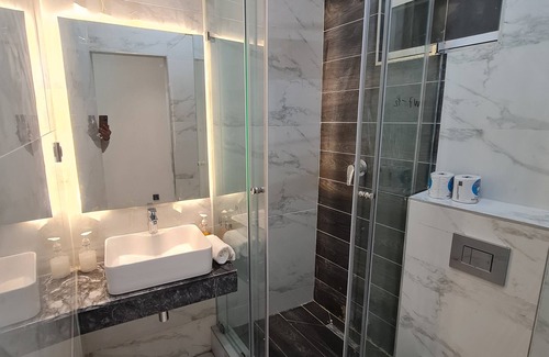 Central B Hotel | White Garden Hotel