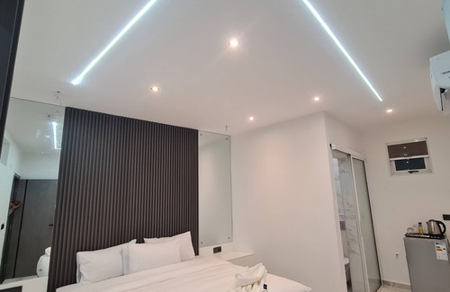 Central B Hotel | White Garden Hotel