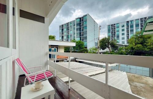 Bangkok Yai House | White & Green Guesthouse