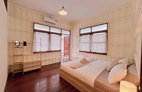 Bangkok Yai House | White & Green Guesthouse