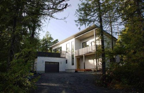 Ucluelet Apartment | WHITE HAUS Close to beach and trails, Pet friendly