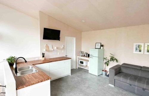 Ucluelet Apartment | WHITE HAUS Close to beach and trails, Pet friendly