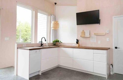 Ucluelet Apartment | WHITE HAUS Close to beach and trails, Pet friendly