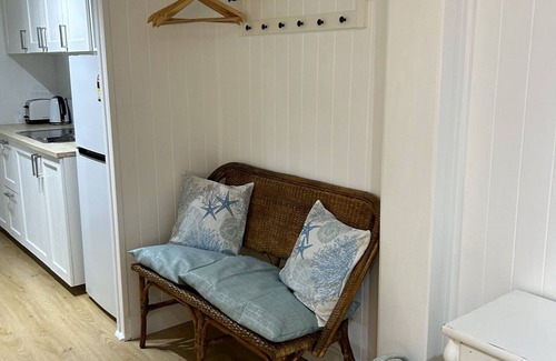 Toogoom Cabin | White Haven - Direct Access toToogoom Beach-Sleeps 2-Wi-Fi-Air con-Smart TV