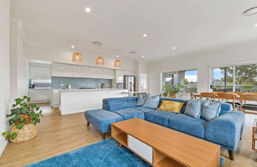 Orange House | White Haven - Luxe Abode, Mountain Views, Firepit