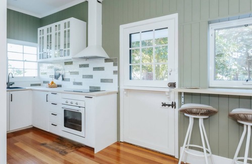 Red Hill House | White Hill Cottage - An exceptional Cottage Holiday Home filled with bay views and endless charm!