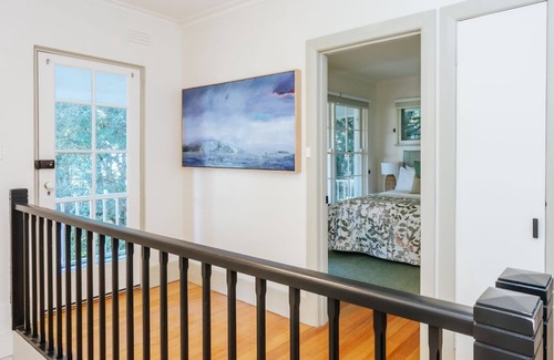 Red Hill House | White Hill Cottage - An exceptional Cottage Holiday Home filled with bay views and endless charm!