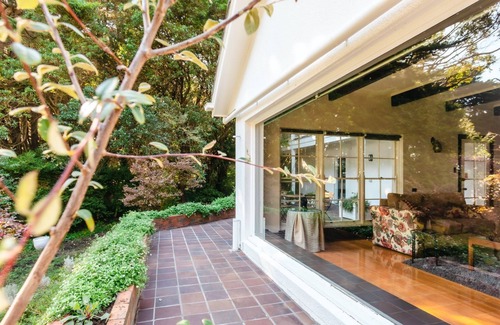 Red Hill House | White Hill Cottage - An exceptional Cottage Holiday Home filled with bay views and endless charm!