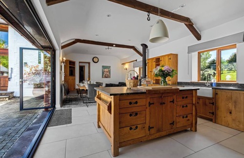 Abergavenny House | White Horse Farmhouse - Luxury Retreat