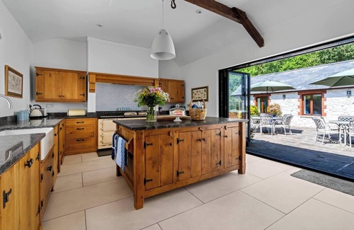 Abergavenny House | White Horse Farmhouse - Luxury Retreat