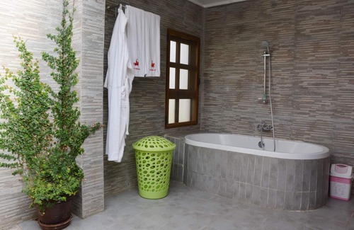 Kabale Hotel | White Horse Inn