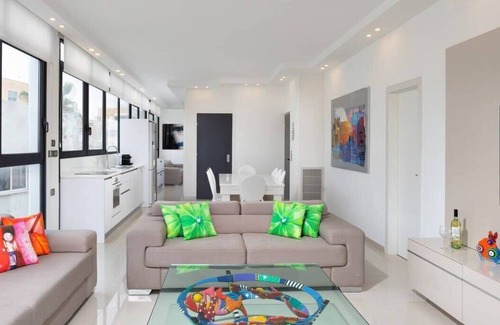 Tel Aviv Apartment | White House 3BR in Gordon Beach by HolyGuest