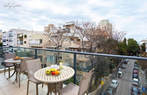 Tel Aviv Apartment | White House 3BR in Gordon Beach by HolyGuest