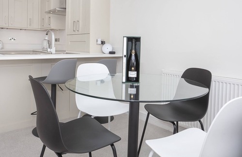 Huntington Apartment | White House Luxury Apartments- Apartment B