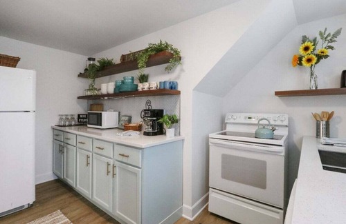 Lake Geneva House | White House on Wisconsin-Carriage House |Renovated Colonial Revival |Steps to Main St |Parking for 2