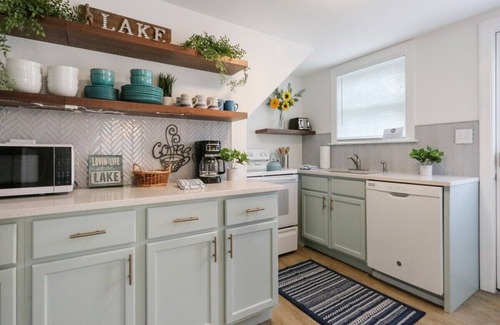 Lake Geneva House | White House on Wisconsin-Carriage House |Renovated Colonial Revival |Steps to Main St |Parking for 2