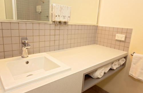 West Mackay Hotel | White Lace Motor Inn