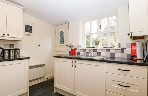 Brynsiencyn House | WHITE LILAC COTTAGE, pet friendly, with open fire in Brynsiencyn