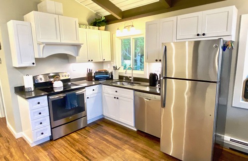 Eidelweiss Village Ski Chalet | White Mountains Waterfront Chalet w/Private Beach