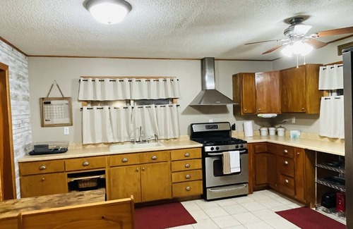 Highland  Vermillion County Cottage | White Oak Cottage and Wi-Fi! Celebrate the holidays in our country cottage!