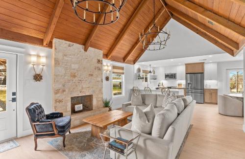 Fredericksburg House | White Oak Haus Outdoor fireplace and Hot tub