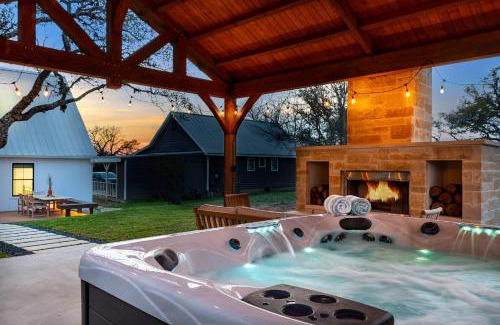 Fredericksburg House | White Oak Haus Outdoor fireplace and Hot tub