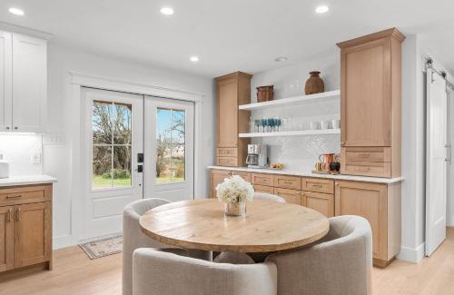 Fredericksburg House | White Oak Haus Outdoor fireplace and Hot tub