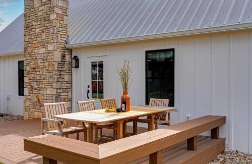 Fredericksburg House | White Oak Haus Outdoor fireplace and Hot tub