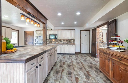 Valley View Bed & Breakfast | White Oak Lodge-Texas Sized Pool & 24 acre B&B