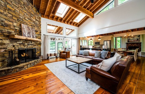 Harbert House | White Oak Retreat - Sleeps 10 with inground pool/hot tub in the heart of Harbert
