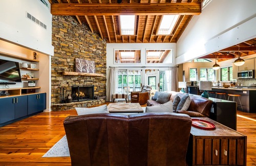 Harbert House | White Oak Retreat - Sleeps 10 with inground pool/hot tub in the heart of Harbert