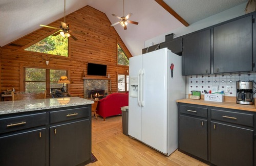 Lynn House | White Oak Vista | A Peaceful Cabin with Breathtaking Views | Under 20 min to TIEC