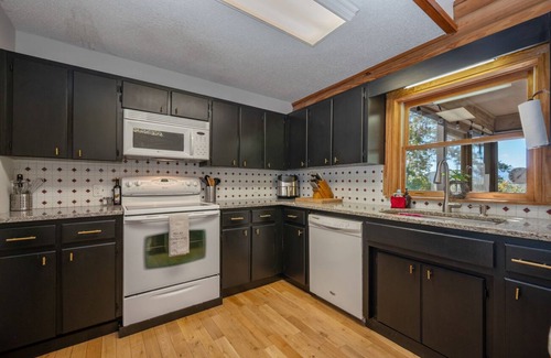 Lynn House | White Oak Vista | A Peaceful Cabin with Breathtaking Views | Under 20 min to TIEC