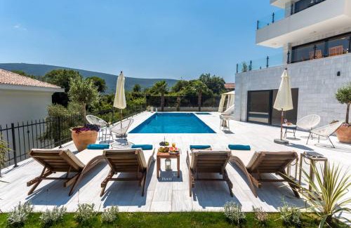 Denovici Villa | White Olive Villa
