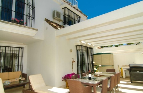 Nikki Beach Apartment | White Pearl Beach apartment with shared heated pool, BBQ