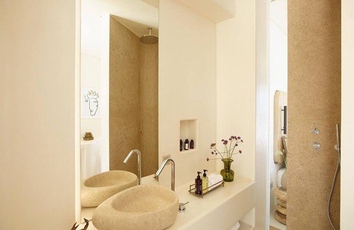 Apollonia Hotel | White Pebble Suites