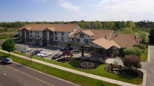 Holland Hotel | White Pine Inn & Suites