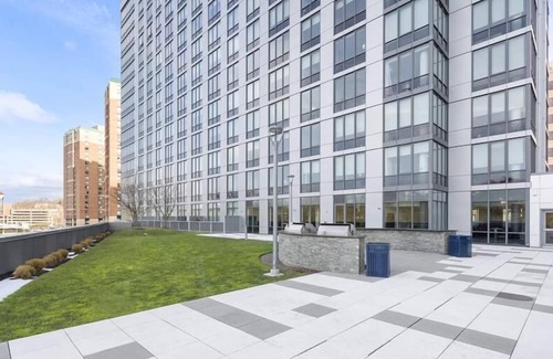 White Plains Apartment | White Plains Studio BR | Gym + Pool | 24hr Doorman