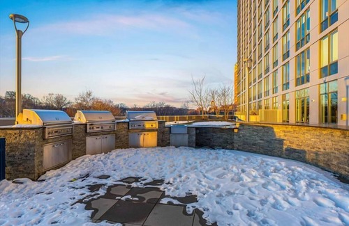 White Plains Apartment | White Plains Studio BR | Gym + Pool | 24hr Doorman