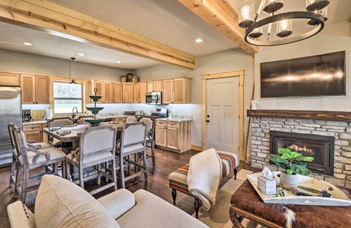 Flippin House | White River House for fishing w/Private River Access and Boat Launch!