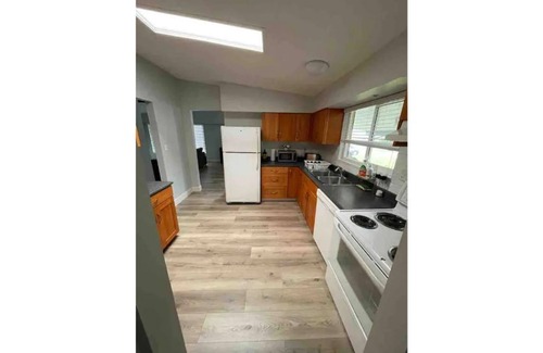 Surrey House | White Rock ENTIRE Rancher-Walk to the Beach