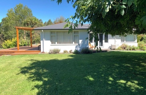 North Loburn House | White Rock Escape! 3-bedroom house with sleepout, Warm & Cozy, Quiet & Private.