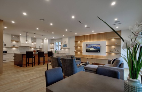 Crescent Beach House | White rock Mansion sleeps 20, chef kitchen, views, Theatre room, Game Room