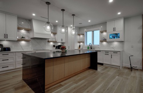 Crescent Beach House | White rock Mansion sleeps 20, chef kitchen, views, Theatre room, Game Room